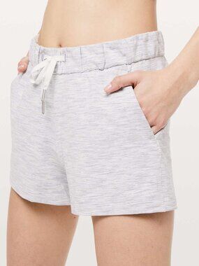 Lululemon On The Fly Short 2.5" Women's 6 Unlined Wee Are From Space Gray Stripe